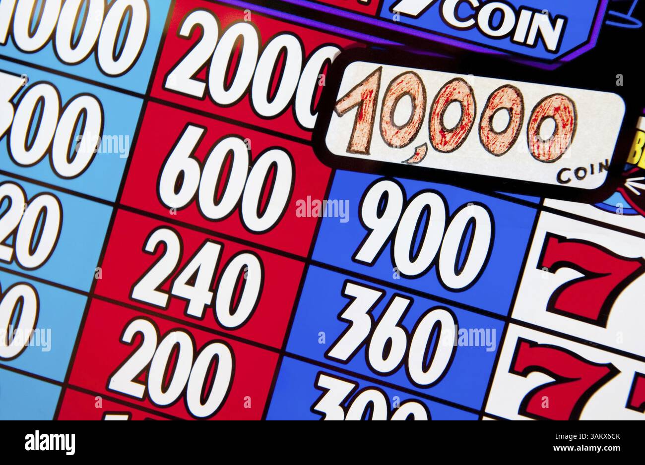 Die Winde zu verbessern, während man in der casina mit dem Automaten spielt Stockfoto