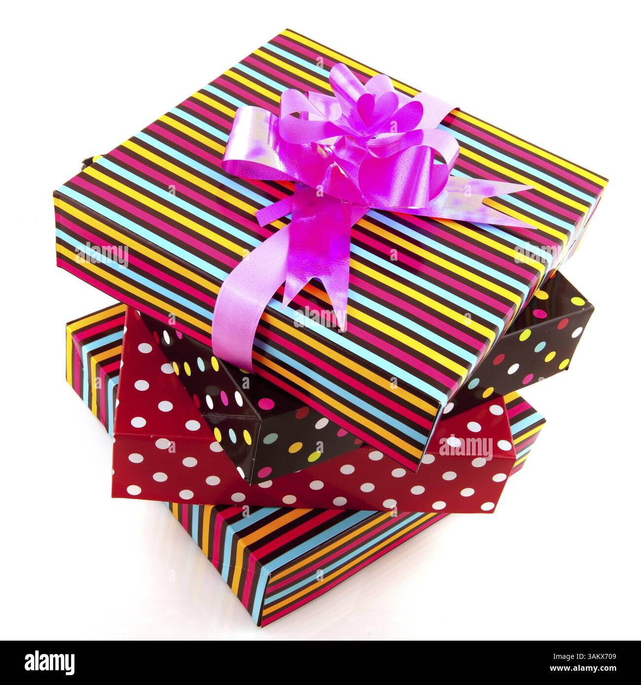 Bunte Stapel mit Geschenken mit Streifen und Berührung Stockfoto