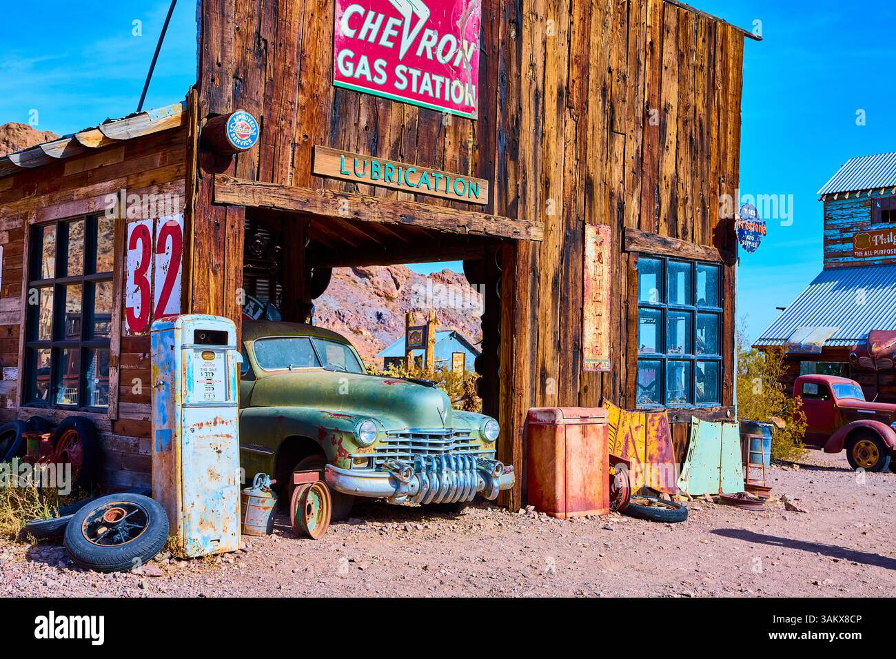 Oldtimer-Tankstelle und Auto in Nevada Ghost Town Eye Level View Stockfoto