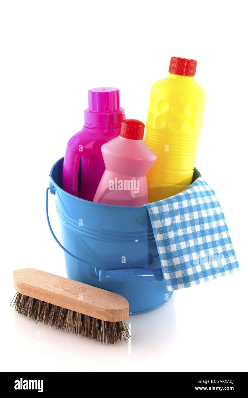 Reinigung mit blauem Eimer gefüllt mit Flaschen Flüssigkeiten Stockfoto