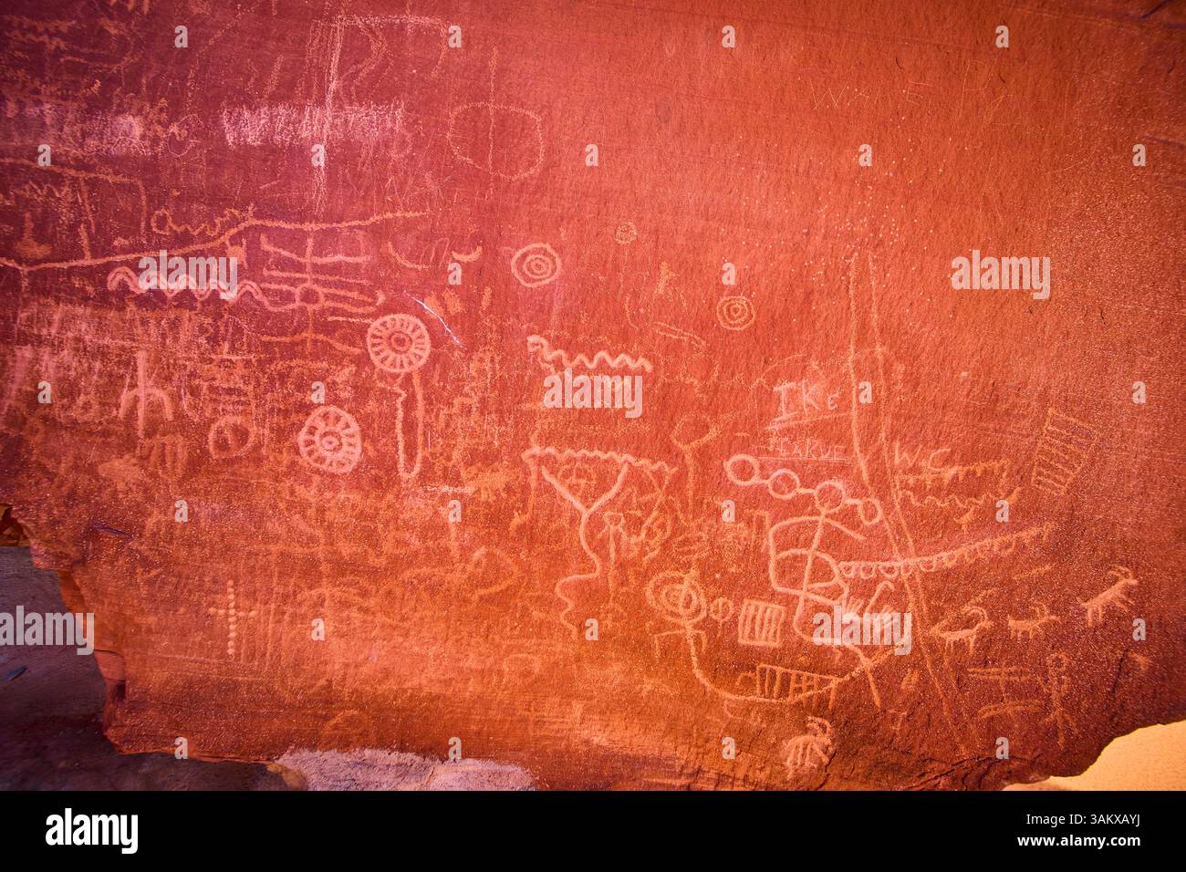 Antike Petroglyphen auf Nevada Rock Face Perspektive auf Augenhöhe Stockfoto