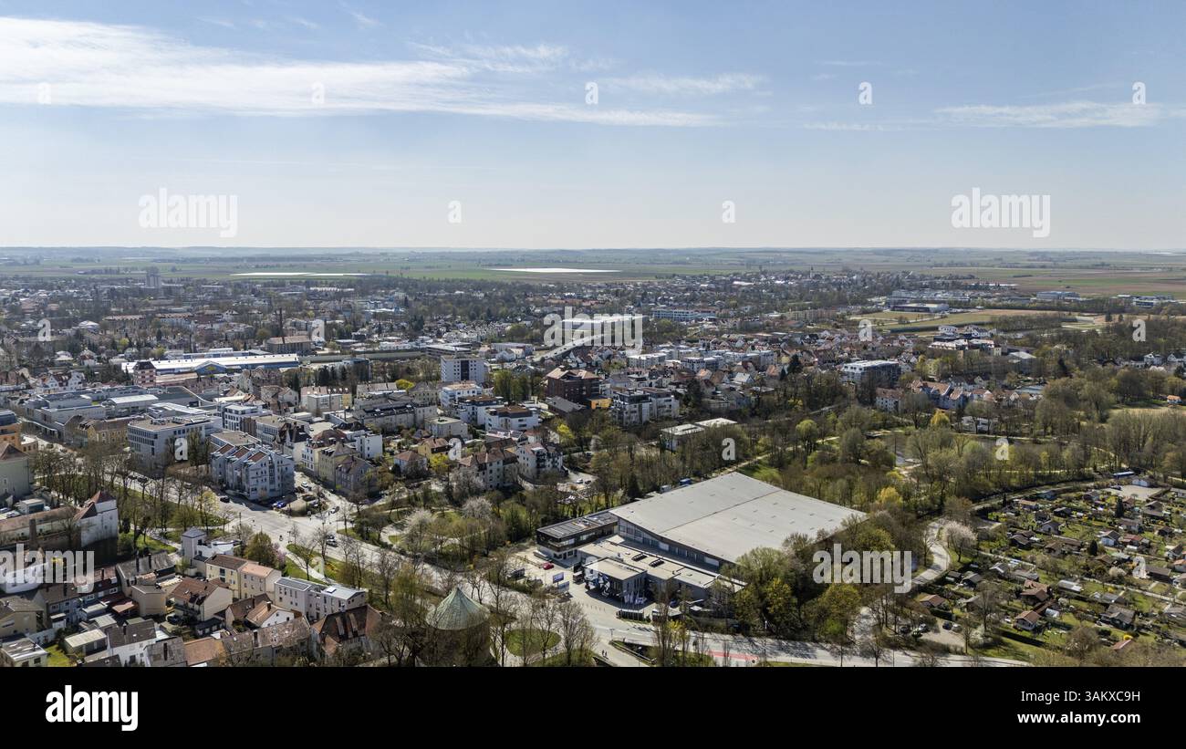 Stadtgebiet, umgeben von Feldern, bietet an klaren Tagen einen weiten Blick über die Region, Straubing, Niederbayern Stockfoto