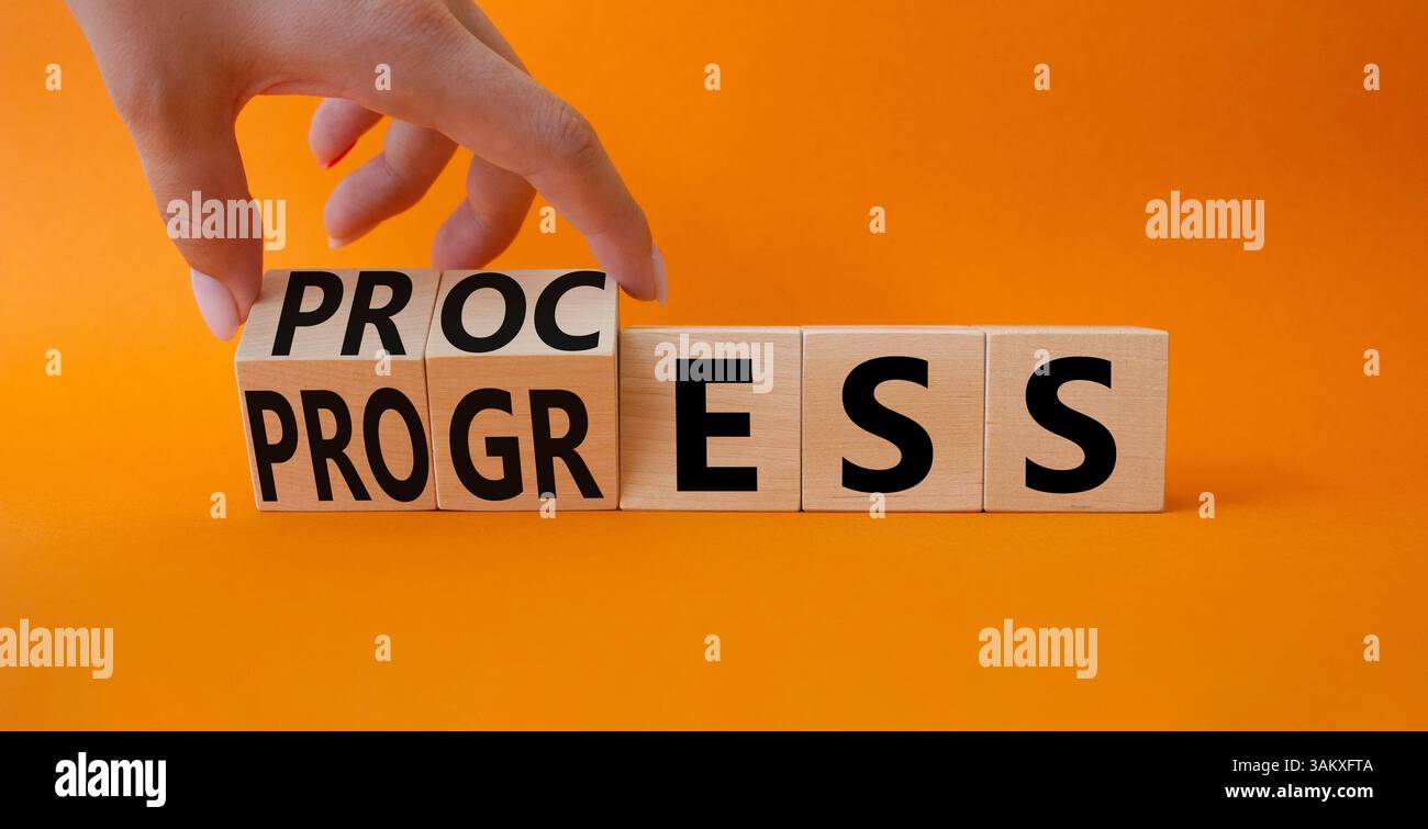 Symbol für Prozess und Fortschritt. Die Hand dreht Holzwürfel und ändert den Wortfortschritt in „Prozess“. Wunderschöner orangefarbener Hintergrund. Business and Process und PROGR Stockfoto