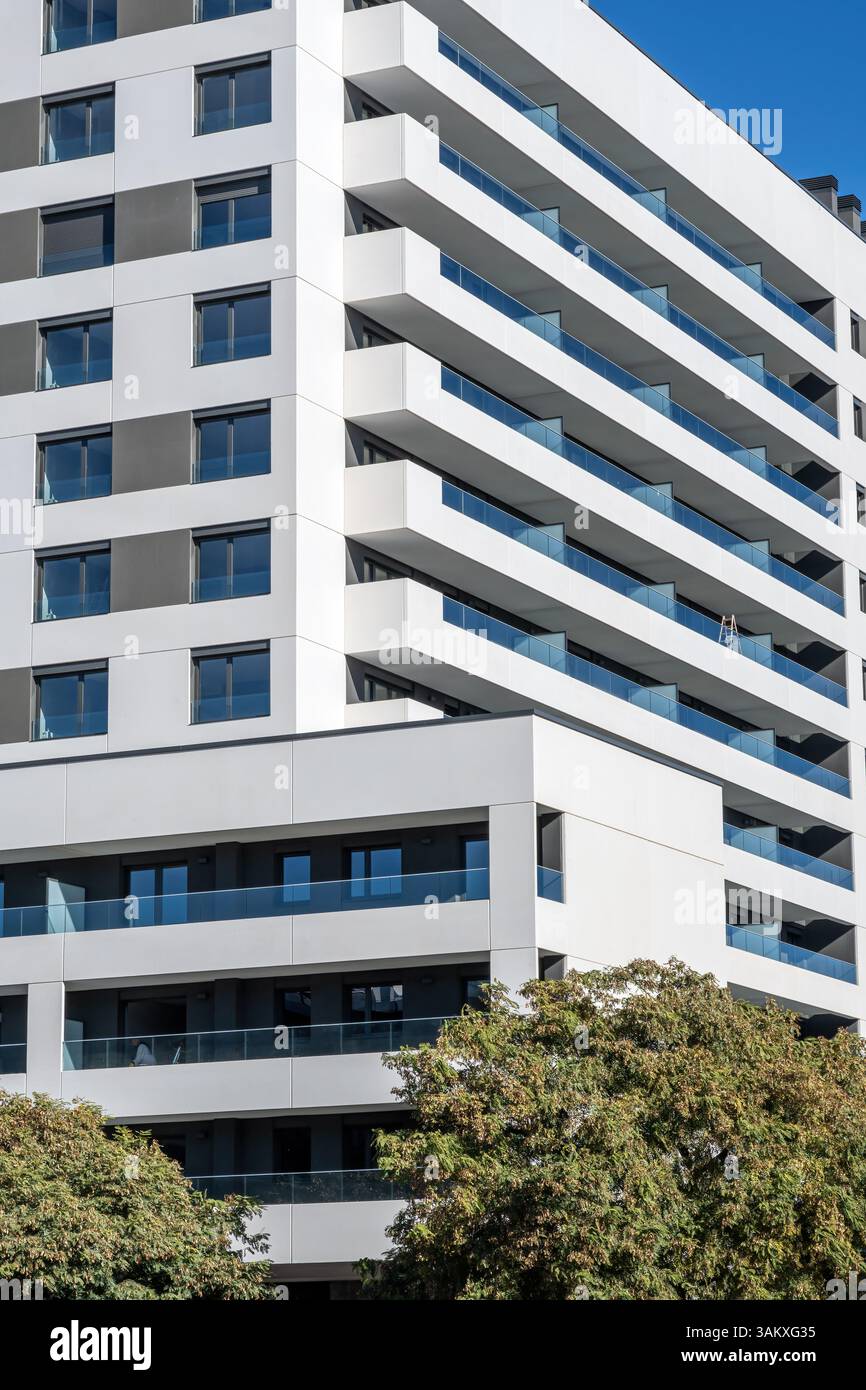 Detail eines modernen weißen Apartmentkomplexes in Badalona, Spanien Stockfoto
