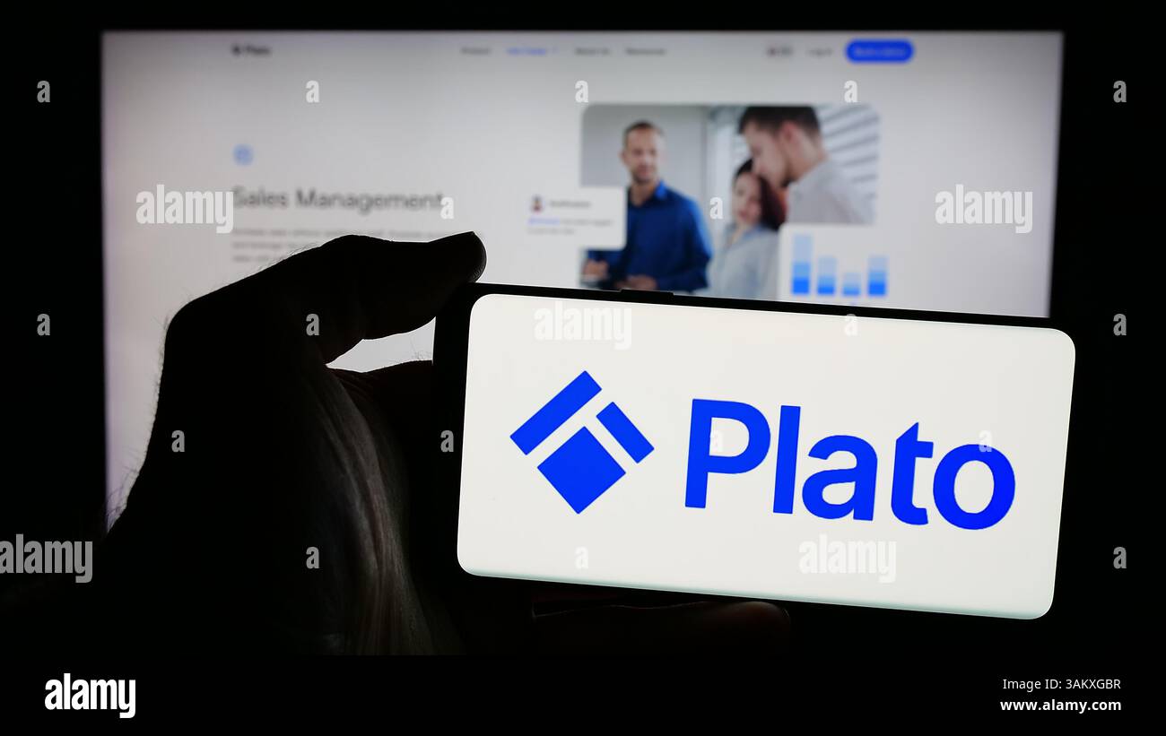 Stuttgart, Deutschland - 27.11.2024: Person mit Mobiltelefon mit Logo des deutschen KI-Unternehmens DM Technologies GmbH (Plato) auf dem Bildschirm Stockfoto