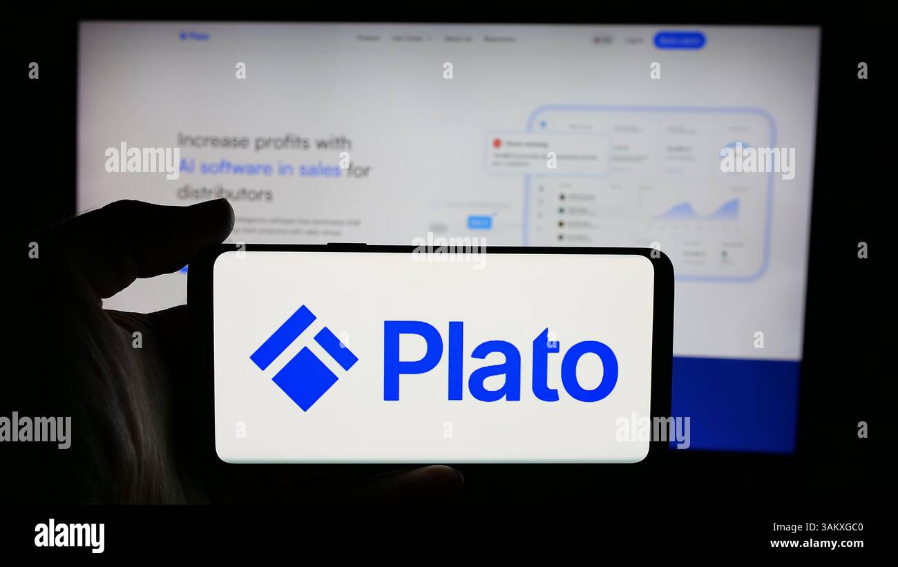 Stuttgart, Deutschland - 27.11.2024: Person mit Handy mit Logo des deutschen KI-Unternehmens DM Technologies GmbH (Plato) auf dem Bildschirm Stockfoto