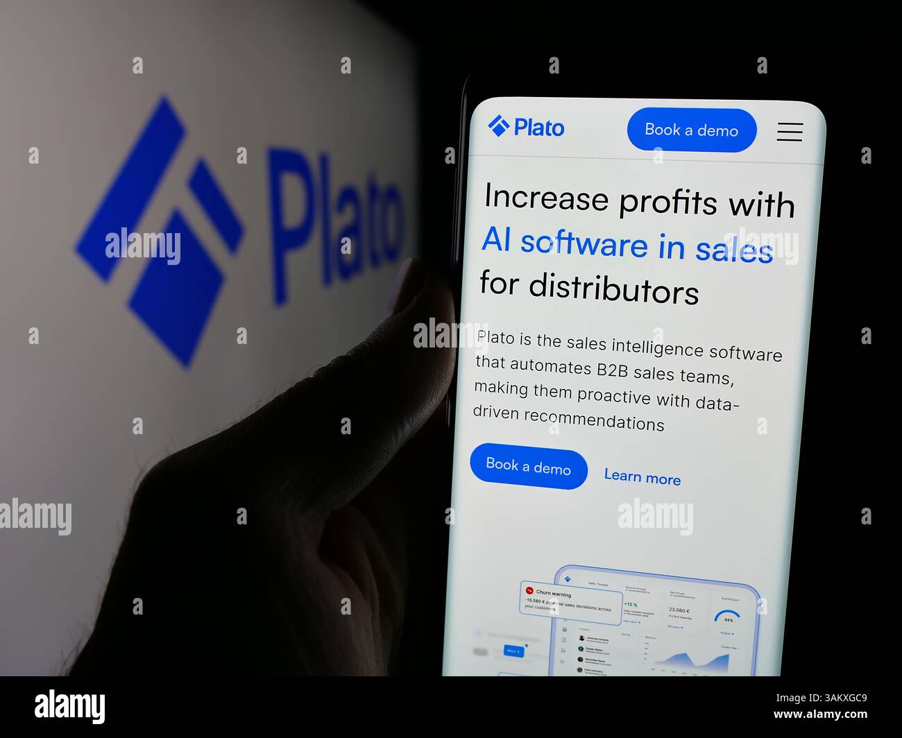 Stuttgart, Deutschland - 27.11.2024: Person, die ein Mobiltelefon hält, mit Webseite des deutschen KI-Unternehmens DM Technologies GmbH (Plato) auf dem Bildschirm mit Logo. Stockfoto