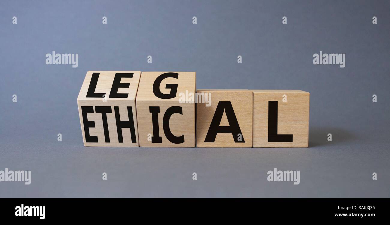 Ethisches und rechtliches Symbol. Gedrehte Holzwürfel mit den Worten ethisch und legal. Schöner grauer Hintergrund. Geschäftliche und ethische und rechtliche Konzepte. Kopie sp Stockfoto