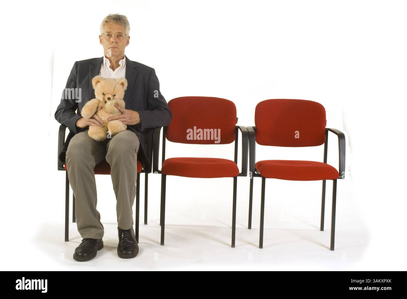 Wartezimmer im Krankenhaus mit Großeltern Stockfoto
