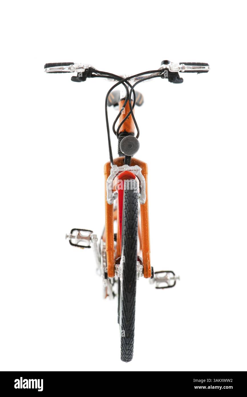 Orange Fahrrad vor isoliert weißen Hintergrund Stockfoto
