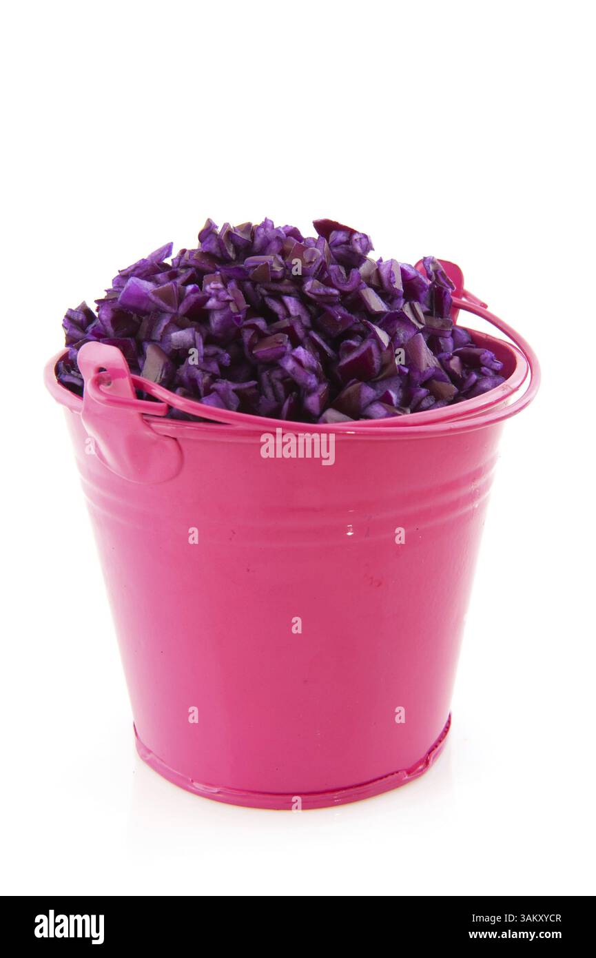Frisch geschnittener Rotkohl in rosafarbenem Eimer Stockfoto