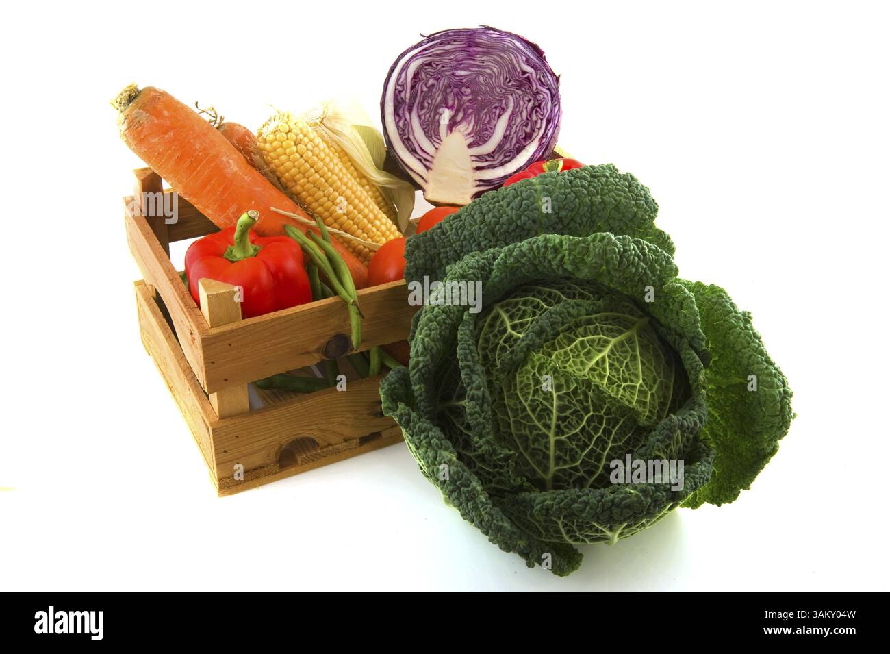 Holzkiste mit verschiedenen frischem Gemüse isoliert auf weißem Hintergrund Stockfoto