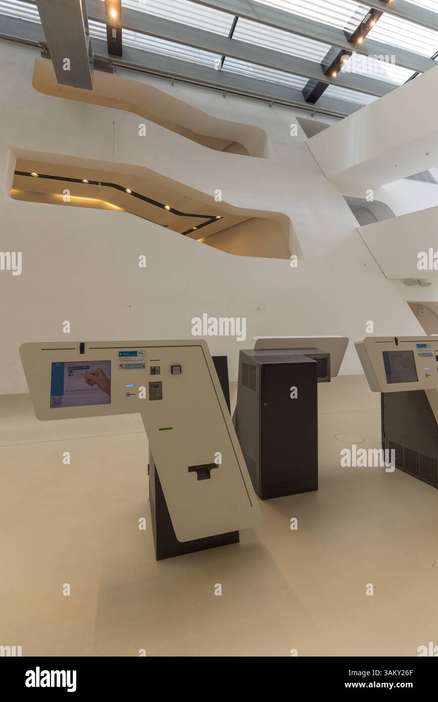 Interior, Library and Learning Center, Universität für Wirtschaft und Wirtschaft Wien, von Zaha Hadid, 2013. Stockfoto