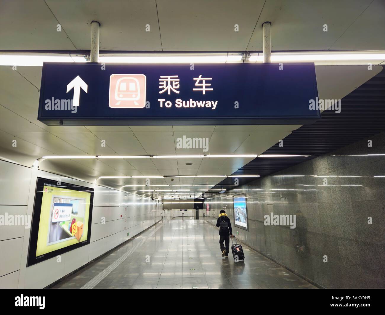 Ein Passagier, der durch den Flur der Pekinger U-Bahn geht Stockfoto