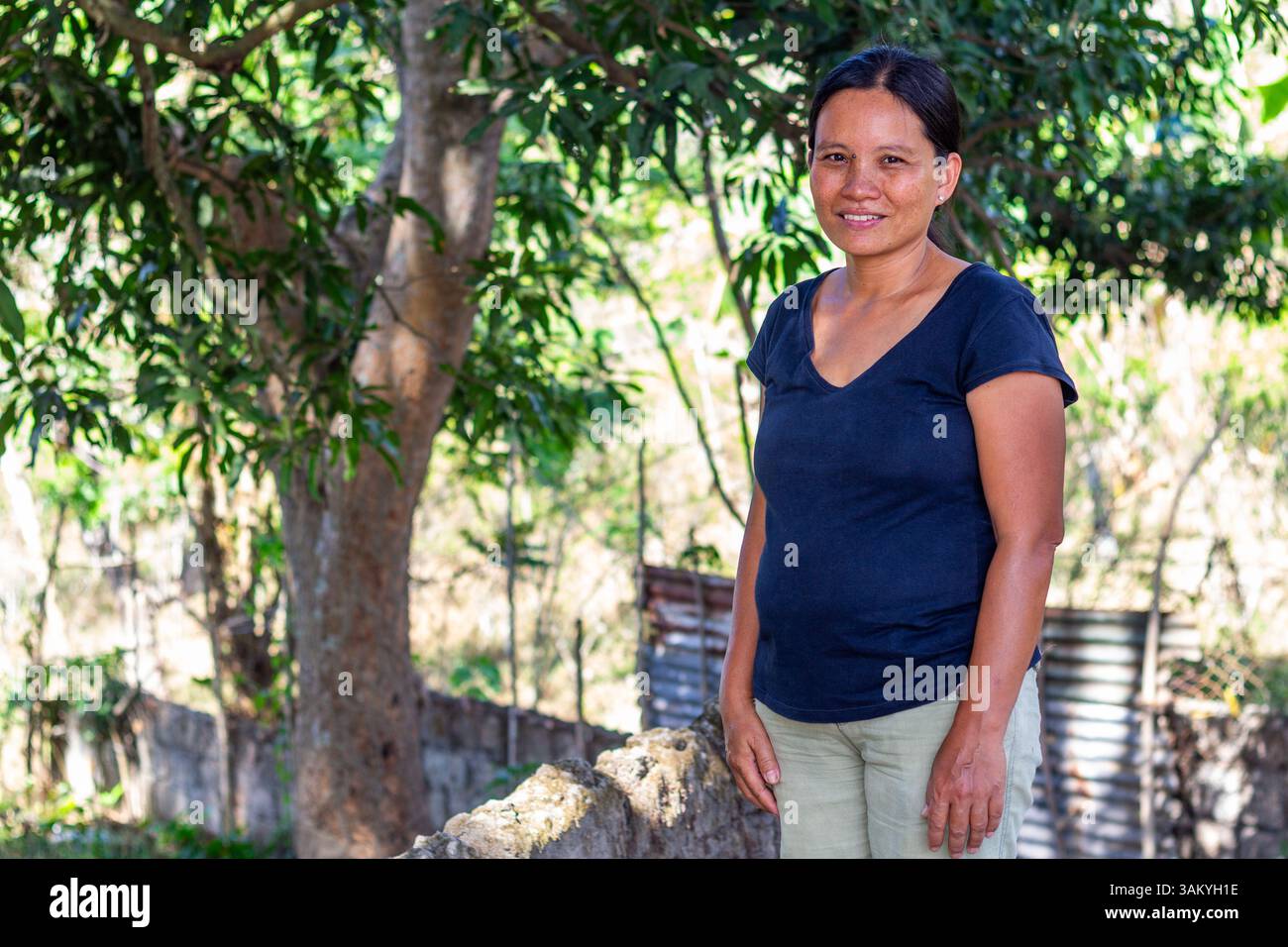Eine philippinische Mutter besucht eine öffentliche Grundschule in Batangas, was eine starke elterliche Beteiligung und Unterstützung der Gemeinschaft in der lokalen Bildung widerspiegelt Stockfoto