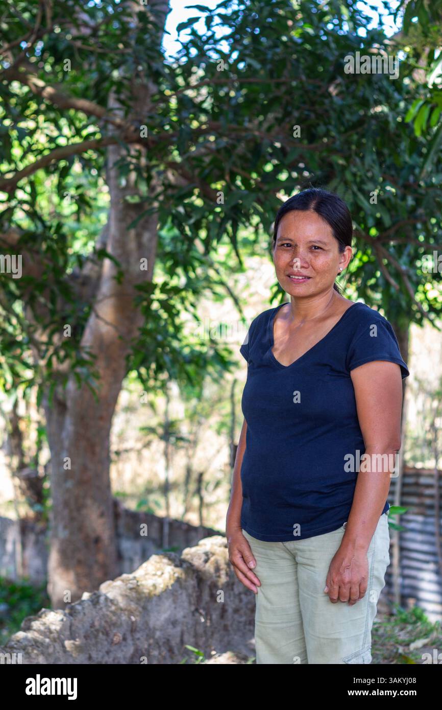 Eine philippinische Mutter besucht eine öffentliche Grundschule in Batangas, was eine starke elterliche Beteiligung und Unterstützung der Gemeinschaft in der lokalen Bildung widerspiegelt Stockfoto