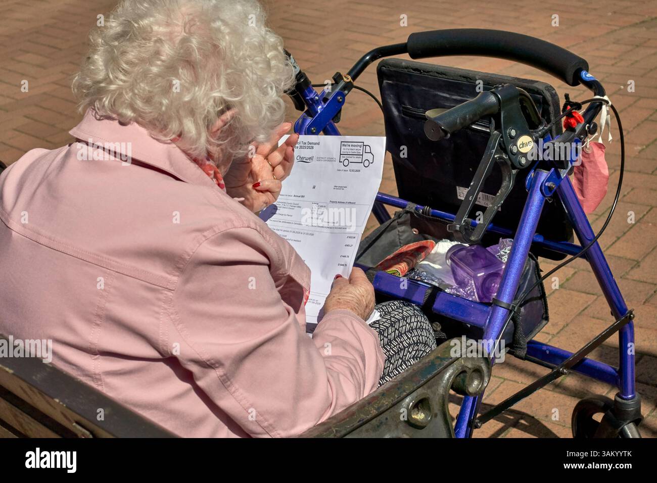 Senior Frau, die Steueranfrage des Rates studiert, England, Großbritannien Stockfoto