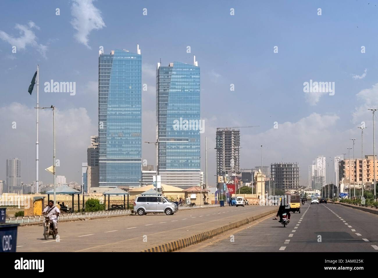 Wunderschöner Dolmen Twin Tower Clifton Karachi am Strand Karachi mit Meerblick Stockfoto Wunderschöner Dolmen Twin Tower Clifton Karachi am Strand Karachi mit Meerblick Stockfoto