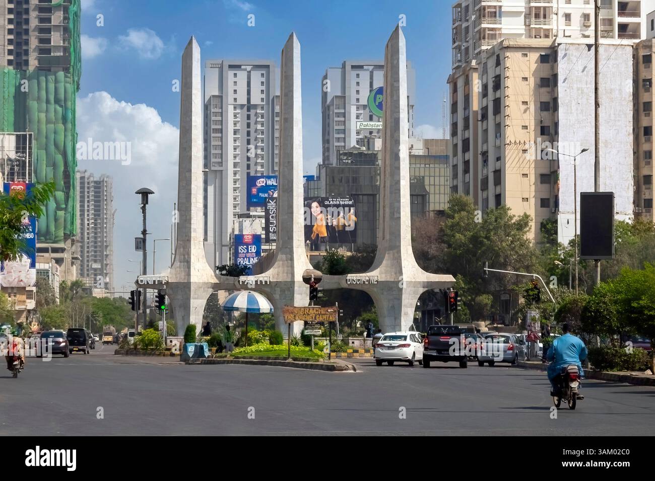 Teen Talwar Three Swords Monument Ring Road an der Khayaban und Iqbal Road mit viel Verkehr Stockfoto