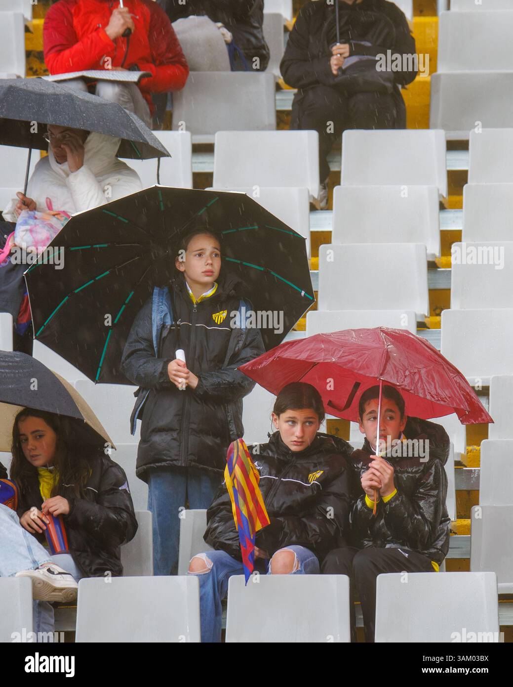 Barcelona, Spanien. März 2025. Ein Blick auf die Fans unter dem Regen während der spanischen Frauenliga, Liga F, des Fußballspiels zwischen dem FC Barcelona und Stockfoto