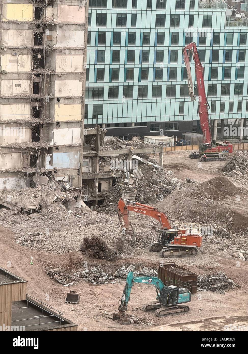 Abriss des alten Royal Liverpool Hospital mit Clatterbridge Cancer Centre im Hintergrund - Smartphone-aufgenommenes Stockfoto