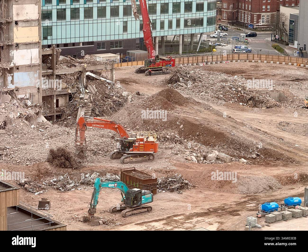 Abriss des alten Royal Liverpool Hospital mit Clatterbridge Cancer Centre im Hintergrund - Smartphone-aufgenommenes Stockfoto