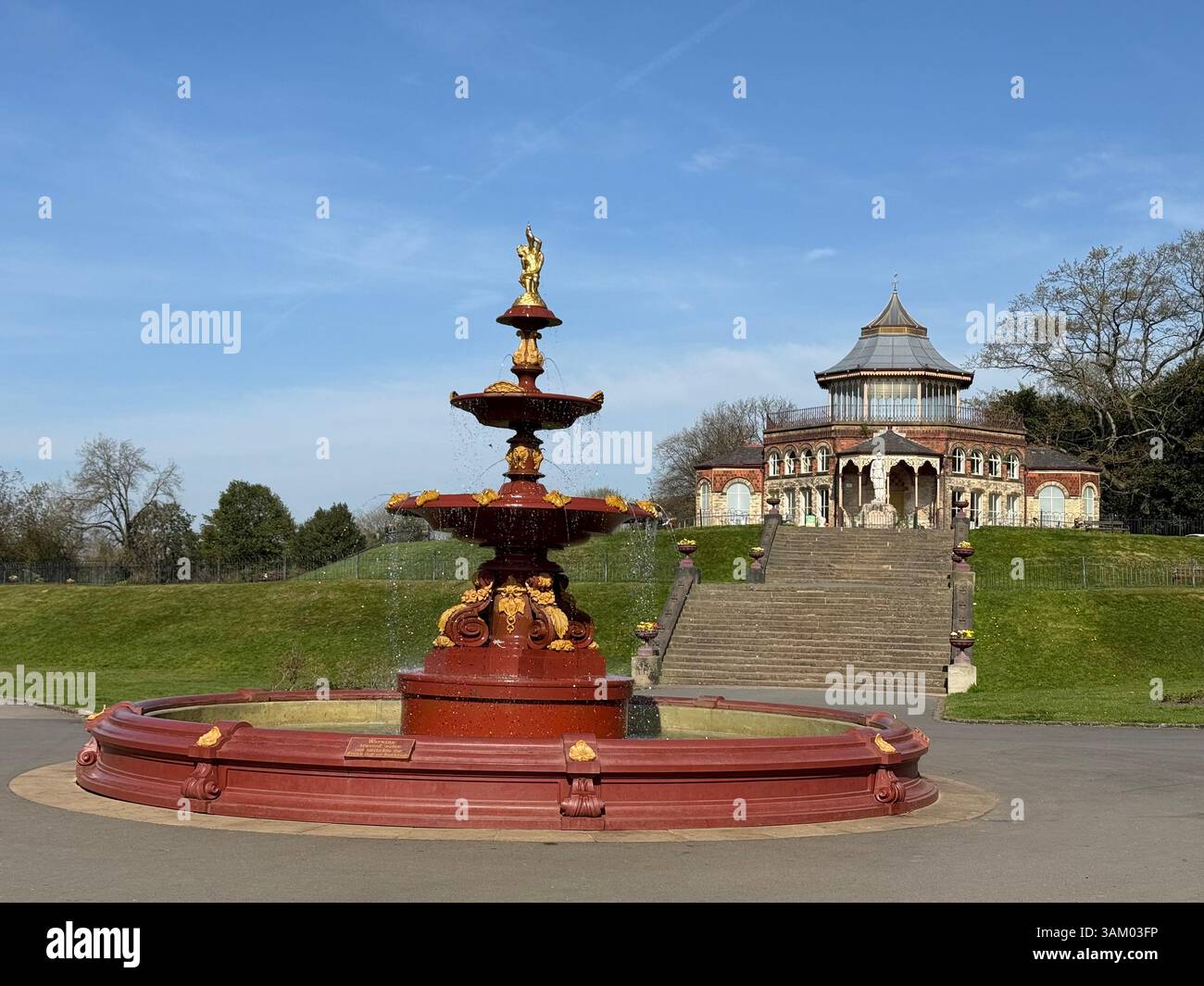 Coalbrookdale Fountain and Pavilion im Mesnes Park, Wigan Stockfoto