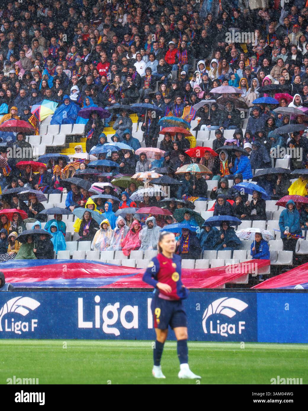 Barcelona, Spanien. März 2025. Ein Blick auf die Fans unter dem Regen während der spanischen Frauenliga, Liga F, des Fußballspiels zwischen dem FC Barcelona und Stockfoto