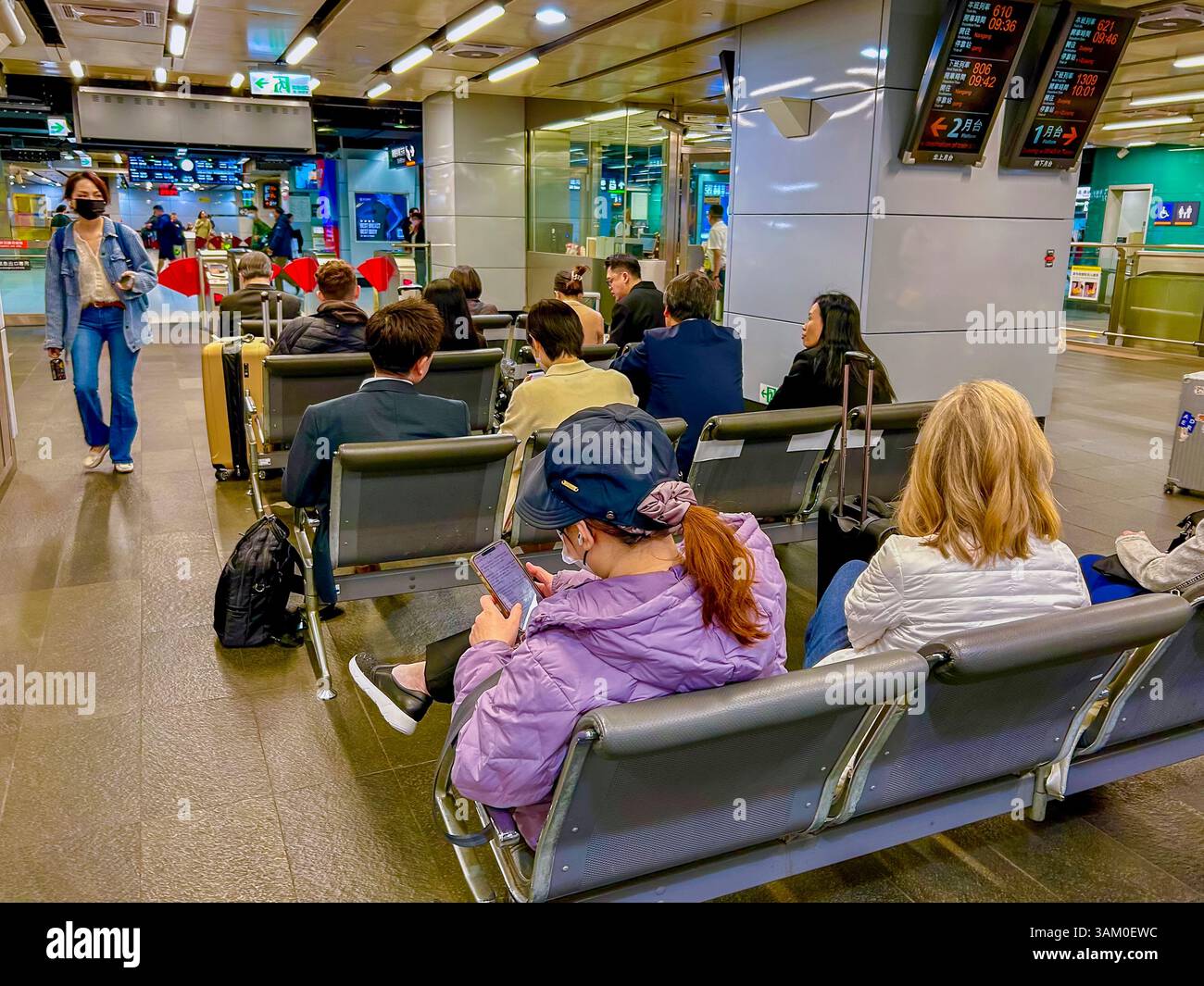 Taipei, Taiwan, Menschenmenge, von hinten sitzend, Touristen, Reisen im zentralen Bahnhof, TGV, Hochgeschwindigkeitszug, Reise Stockfoto