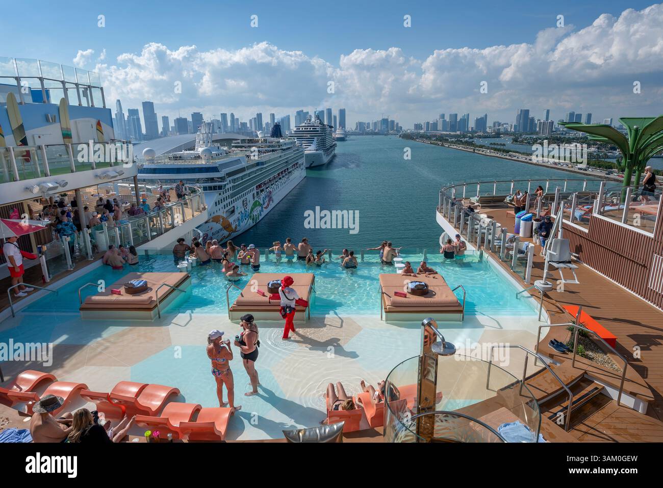 Miami, Florida, USA – 01. März 2025: Menschen auf Deck eines Kreuzfahrtschiffs mit der Stadt im Hintergrund Stockfoto