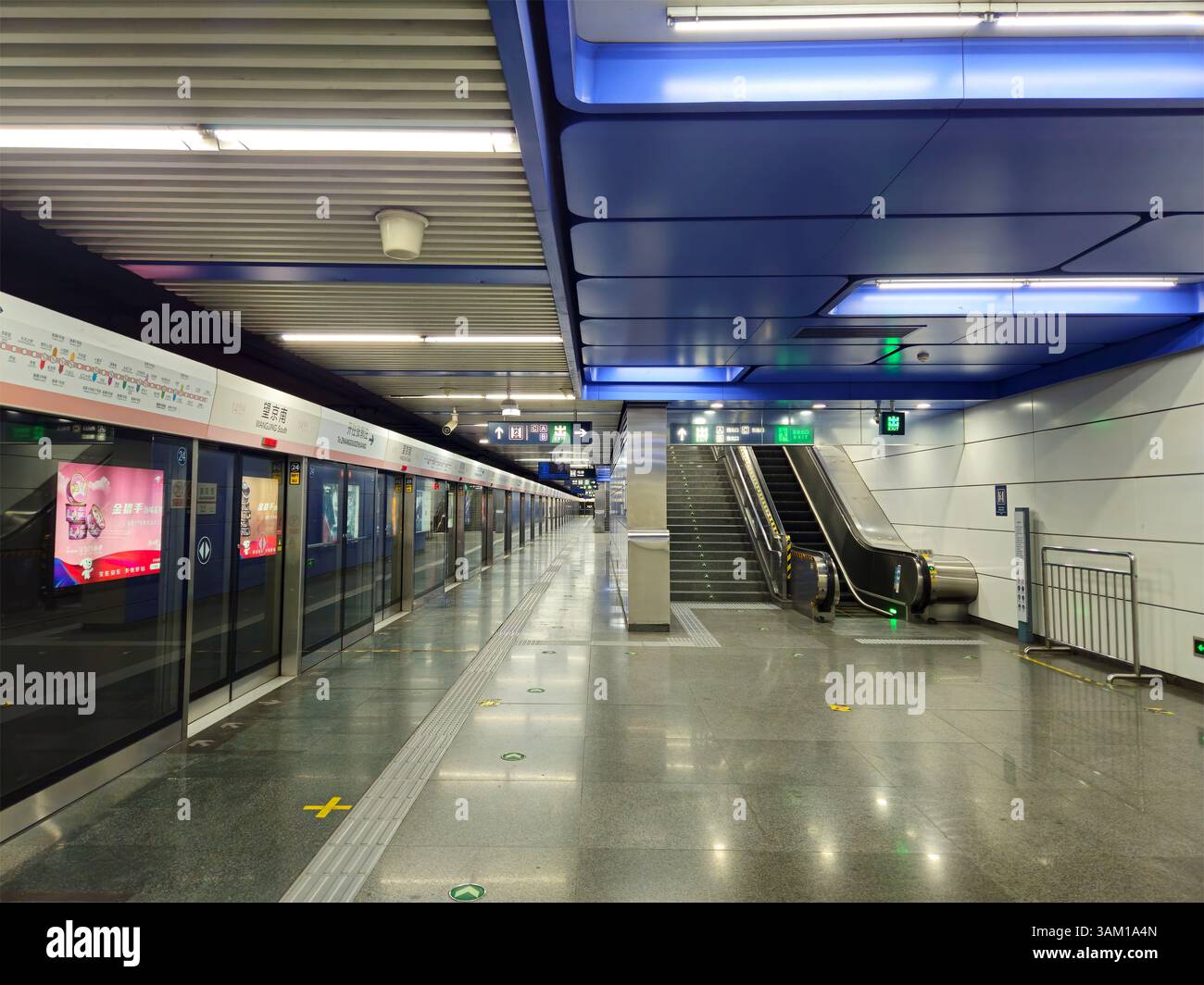 Wangjing South Subway Station, Peking: Moderner Verkehrsknotenpunkt in einem ehemaligen koreanischen Geschäftsviertel mit elegantem Design und leeren Bahnsteigen Stockfoto