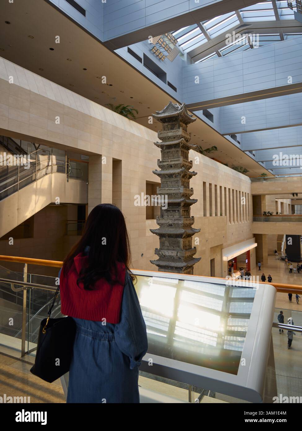 Besucher genießen interaktive Ausstellungen und kulturelle Erlebnisse im National Museum of Korea in Seoul Stockfoto