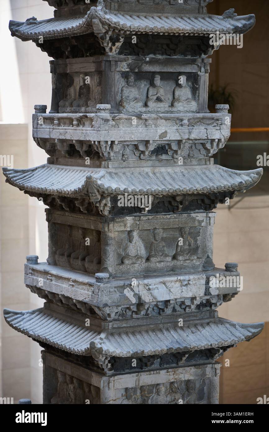 Antike koreanische Artefakte, die im Nationalmuseum von Korea ausgestellt werden, einschließlich exquisiter Keramik und buddhistischer Skulpturen, die die Kunstfertigkeit hervorheben Stockfoto