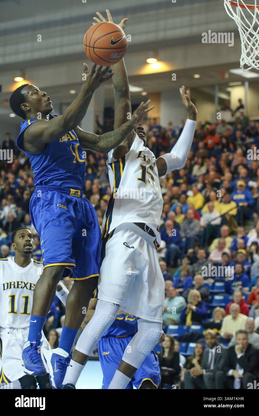 23. Februar 2014 – Newark, Delaware, USA – Delaware Guard DEVON SADDLER (10) fährt in den Korb, als Drexel Forward MOHAMED BAH (15) in der ersten Hälfte eines NCAA Regular Season Colonial Athletic Association Konferenzspiels zwischen Delaware und Drexel verteidigt Sonntag, 23. Februar 2014 im Bob Carpenter Sports Convocation Center in Newark Delaware. (Bild: © Saquan Stimpson/ZUMA Wire/ZUMAPRESS.com) Stockfoto