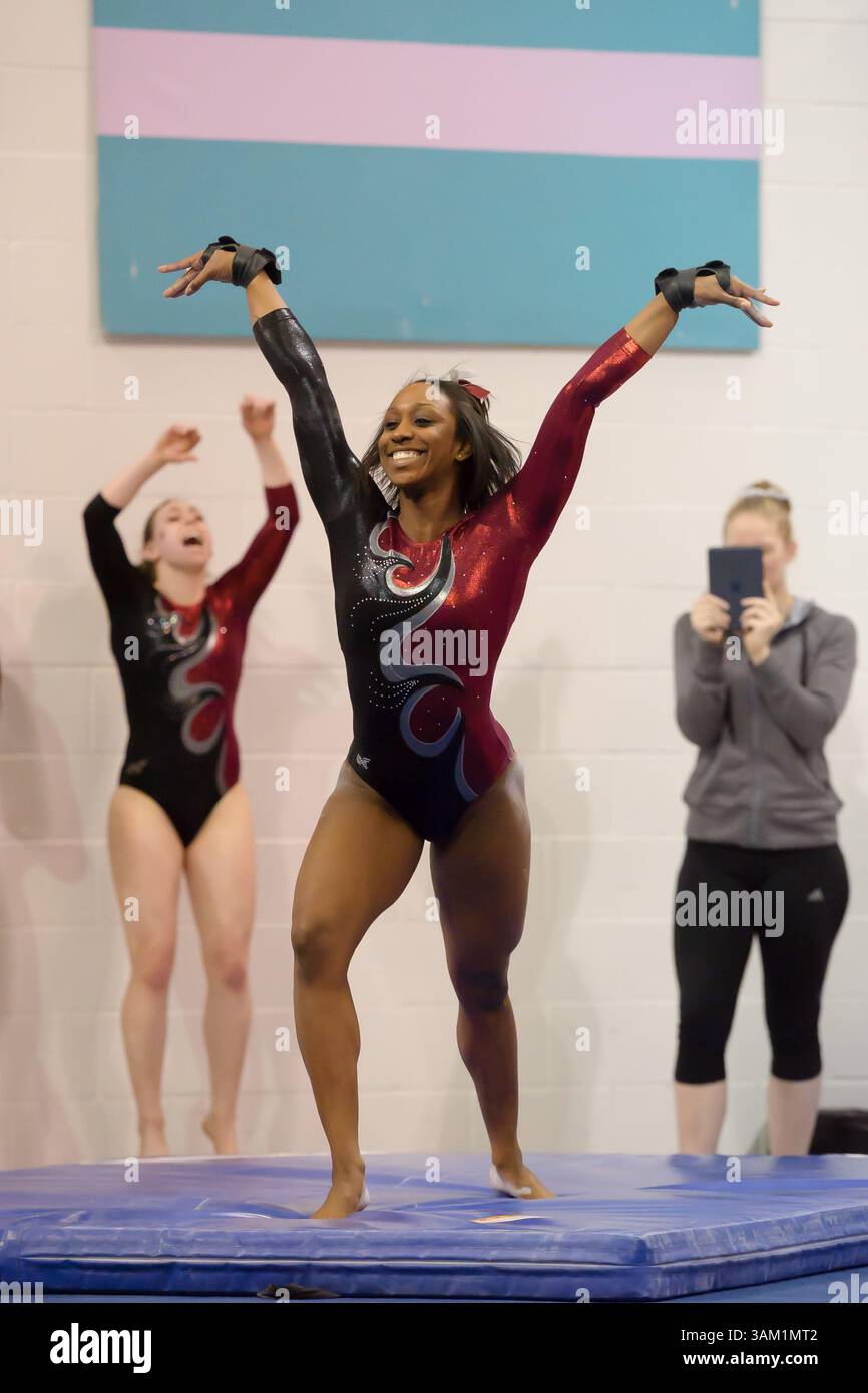 Februar 2014 - Minneapolis, Minnesota, USA S - Kambria Blakely der Hamline University beendet einen Fallpass und erreicht beim Best of Minnesota Meet 2014 die höchste Punktzahl aller nicht-Gopher-Turner. (Bild: © David Drufke/ZUMAPRESS.com) Stockfoto