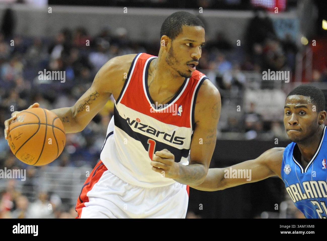 25. Februar 2014 - Washington, DC, USA - Washington Wizards Small Forward Trevor Ariza (1) Dribbles von Orlando Magic Small Forward Maurice Harkless (21) während der zweiten Halbzeit im Verizon Center in Washington, D.C., Dienstag, Februar. 25, 2014. Washington gewann 115:106. (Kreditbild: © Mitchell Layton/MCT/ZUMAPRESS.com) Stockfoto