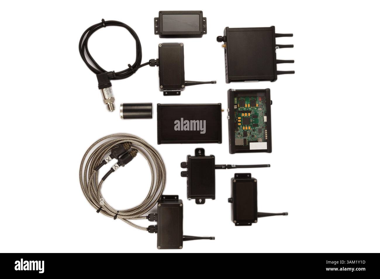 Moderne elektronische Schaltungen auf weißem Hintergrund, eine Reihe verschiedener Geräte Stockfoto