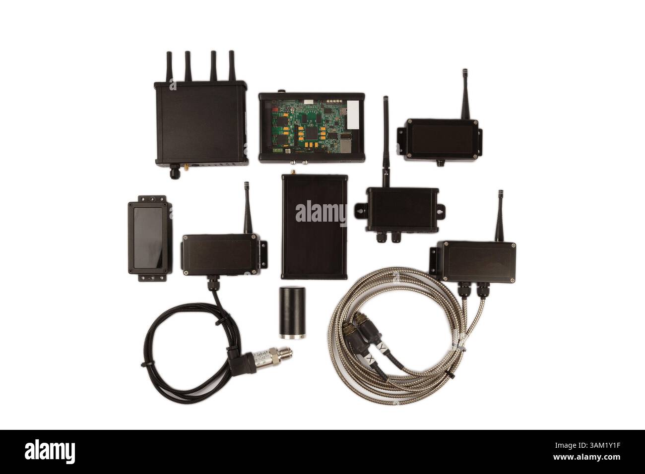 Moderne elektronische Schaltungen auf weißem Hintergrund, eine Reihe verschiedener Geräte Stockfoto