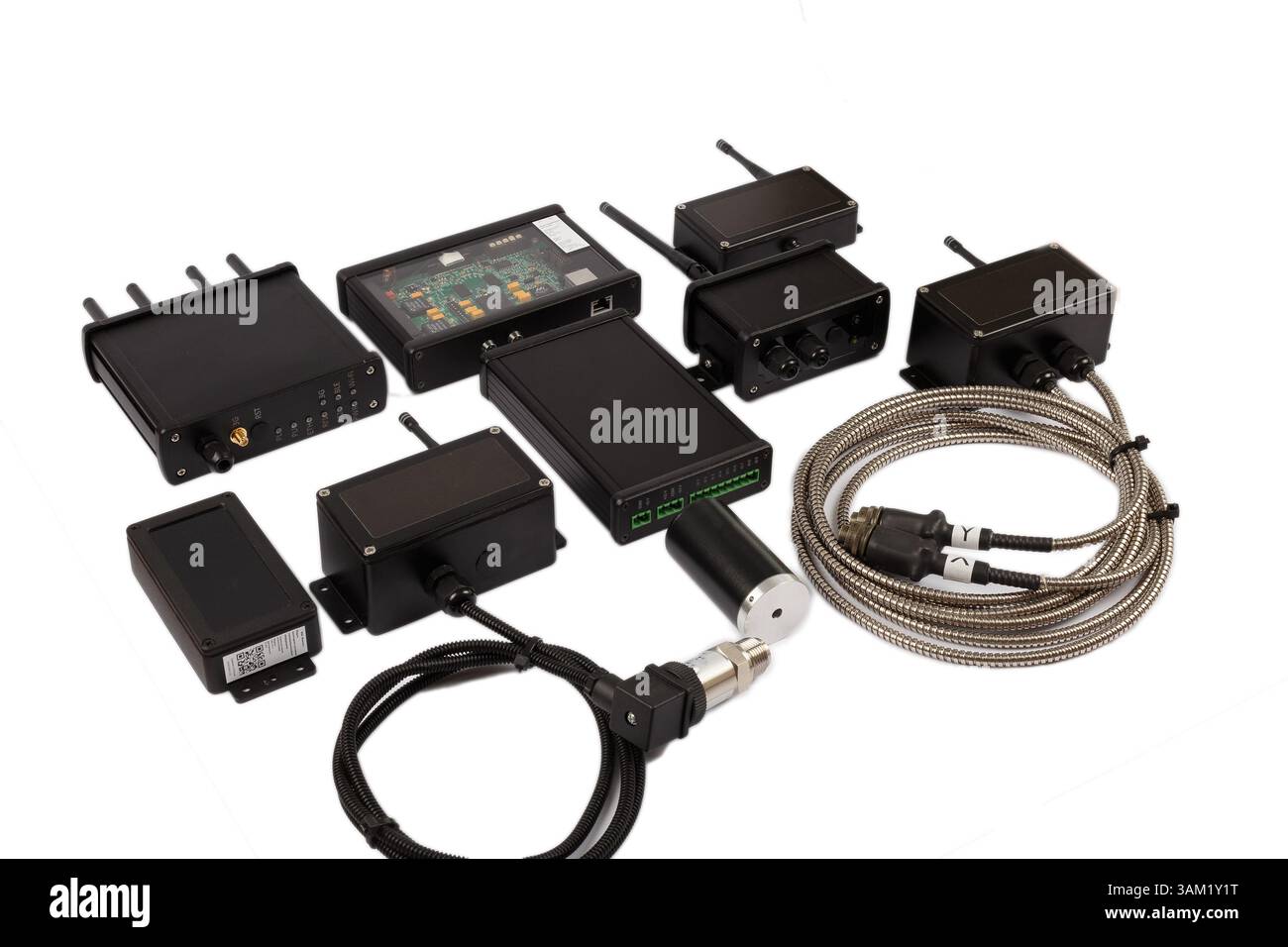 Moderne elektronische Schaltungen auf weißem Hintergrund, eine Reihe verschiedener Geräte Stockfoto