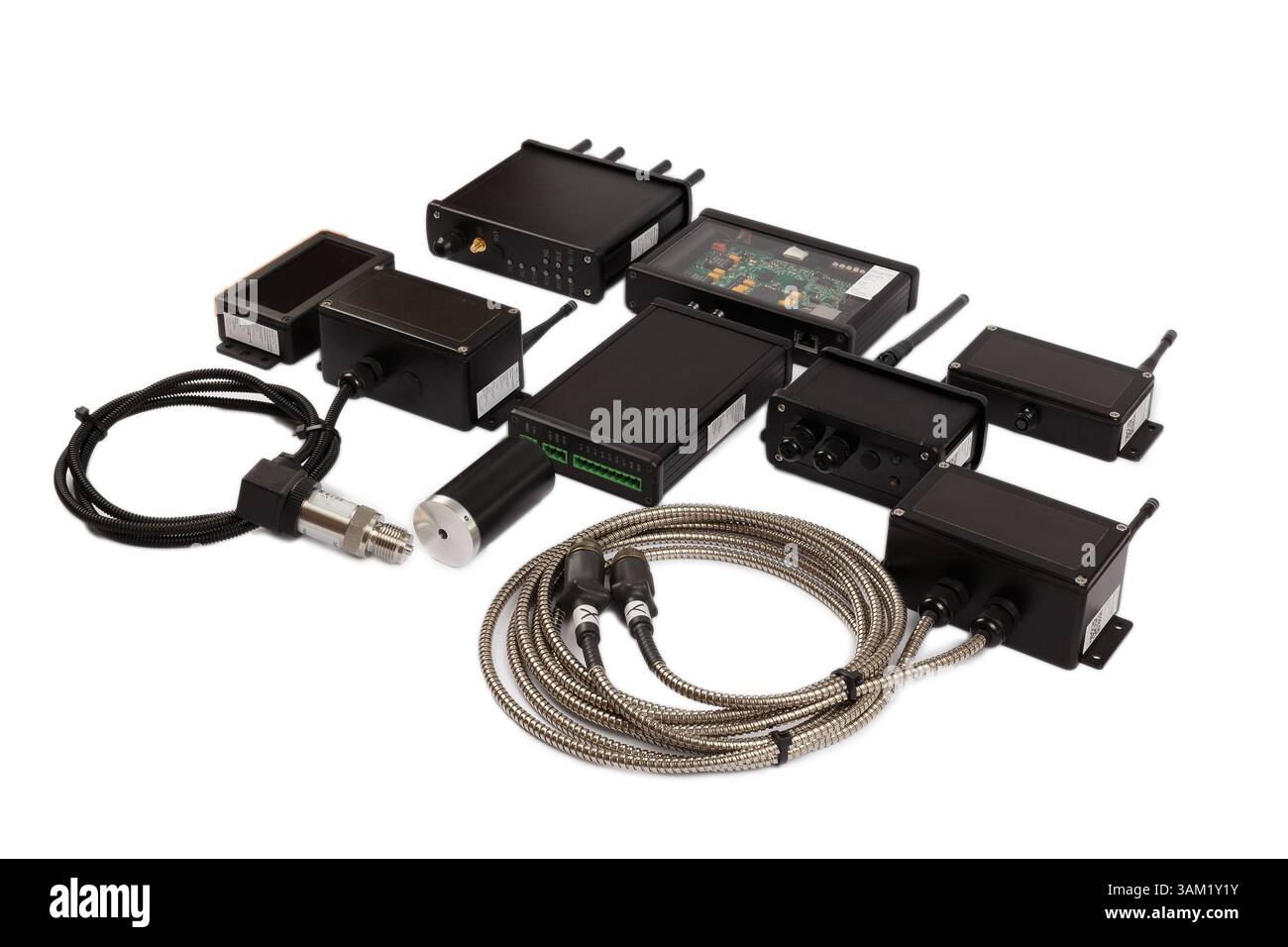 Moderne elektronische Schaltungen auf weißem Hintergrund, eine Reihe verschiedener Geräte Stockfoto