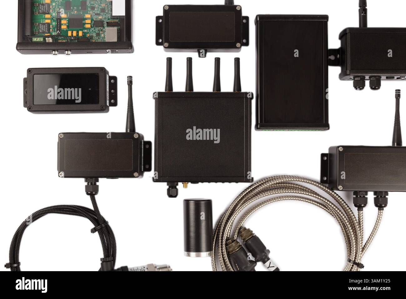 Moderne elektronische Schaltungen auf weißem Hintergrund, eine Reihe verschiedener Geräte Stockfoto
