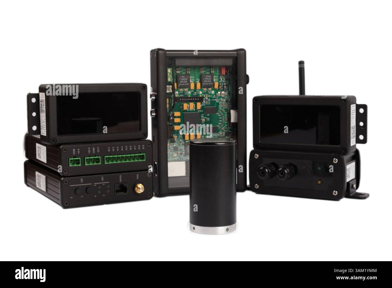 Moderne elektronische Schaltungen auf weißem Hintergrund, eine Reihe verschiedener Geräte Stockfoto