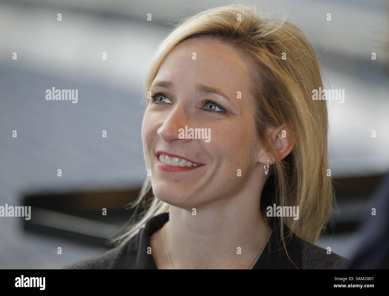 26. Februar 2014 - Arlington, Tx, USA - Turnerstar Kim Zmeskal-Burdette lächelt vor der Ankündigung, dass DAS AT&T Stadium am Mittwoch, 26. Februar 2014 in Arlington, Texas, den AT&T American Cup 2015 ausrichtet. (Kreditbild: © Ron Jenkins/MCT/ZUMAPRESS.com) Stockfoto