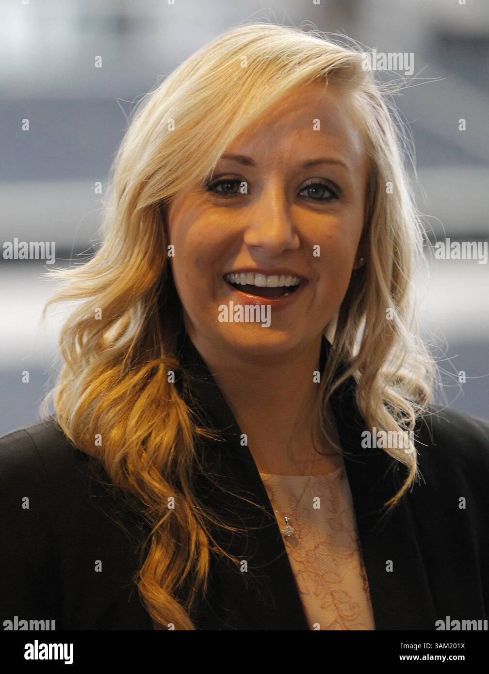 26. Februar 2014 - Arlington, Tx, USA - Turnerstar Nastia Liukin lächelt vor der Ankündigung, dass DAS AT&T Stadium am Mittwoch, 26. Februar 2014, den AT&T American Cup 2015 in Arlington ausrichtet. Texas. (Kreditbild: © Ron Jenkins/MCT/ZUMAPRESS.com) Stockfoto