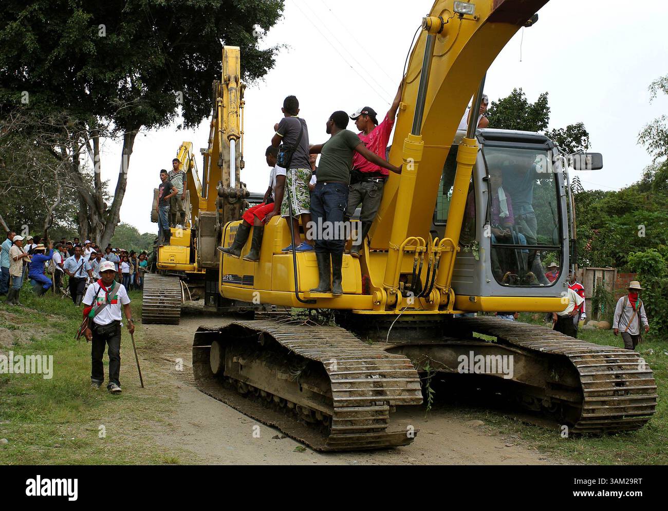 4. April 2014 - Kolumbien - El Palo Cauca, 3 de Abril de 2014 MÃÂs de 600 IndÃÂ­genas de los Cabildos de Huellas, Toez y LÃÂ³pez Adentro se unieron en una jornada de armonizaciÃÂ³n y desalojo para sacar de la ribera del rÃÂ­o Palo, en inmediaciones de la bocatoma del acueducto que surte a caloto (Cauca),6 retroexcavadoras con las cuales se saca ilegalmente oro. Algunos enfrentamientos entre la guardia indÃÂ­gena y mineros se registraron durante la jornada. Foto Santiago Saldarriaga / CEET ? CrÃÂ: CEET FotÃÂ³grafo: SANTIAGO SALDARRIAGA (Kreditbild: © El Tiempo/GDA/ZUMAPRES Stockfoto
