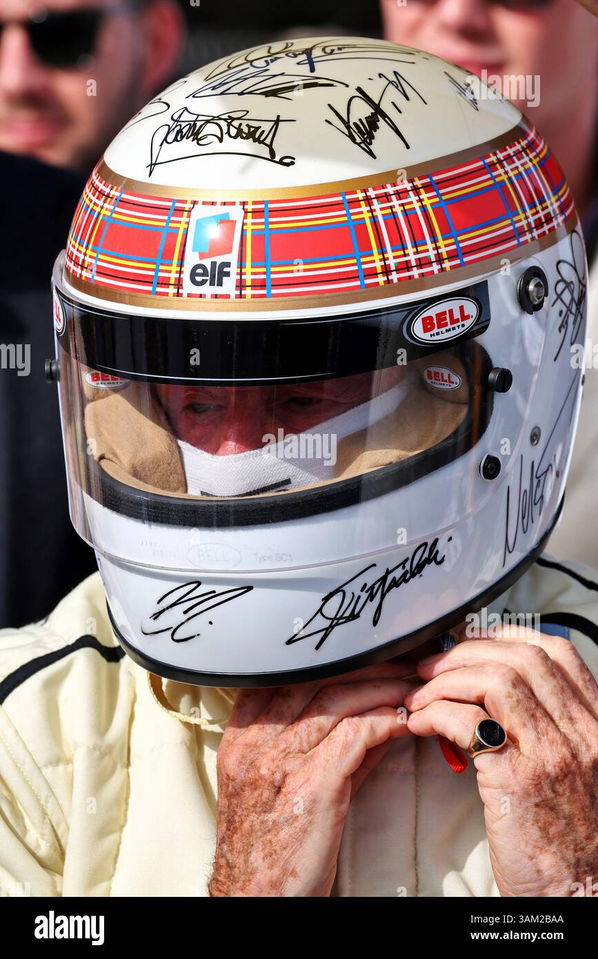 Sakhir, Bahrain. April 2025. Jackie Stewart (GBR) trägt einen Helm, der von allen lebenden F1-Weltmeistern signiert wurde. 13.04.2025. Formel-1-Weltmeisterschaft, Rd 4, Grand Prix Von Bahrain, Sakhir, Bahrain, Wettkampftag. Quelle: James Moy/Alamy Live News Stockfoto
