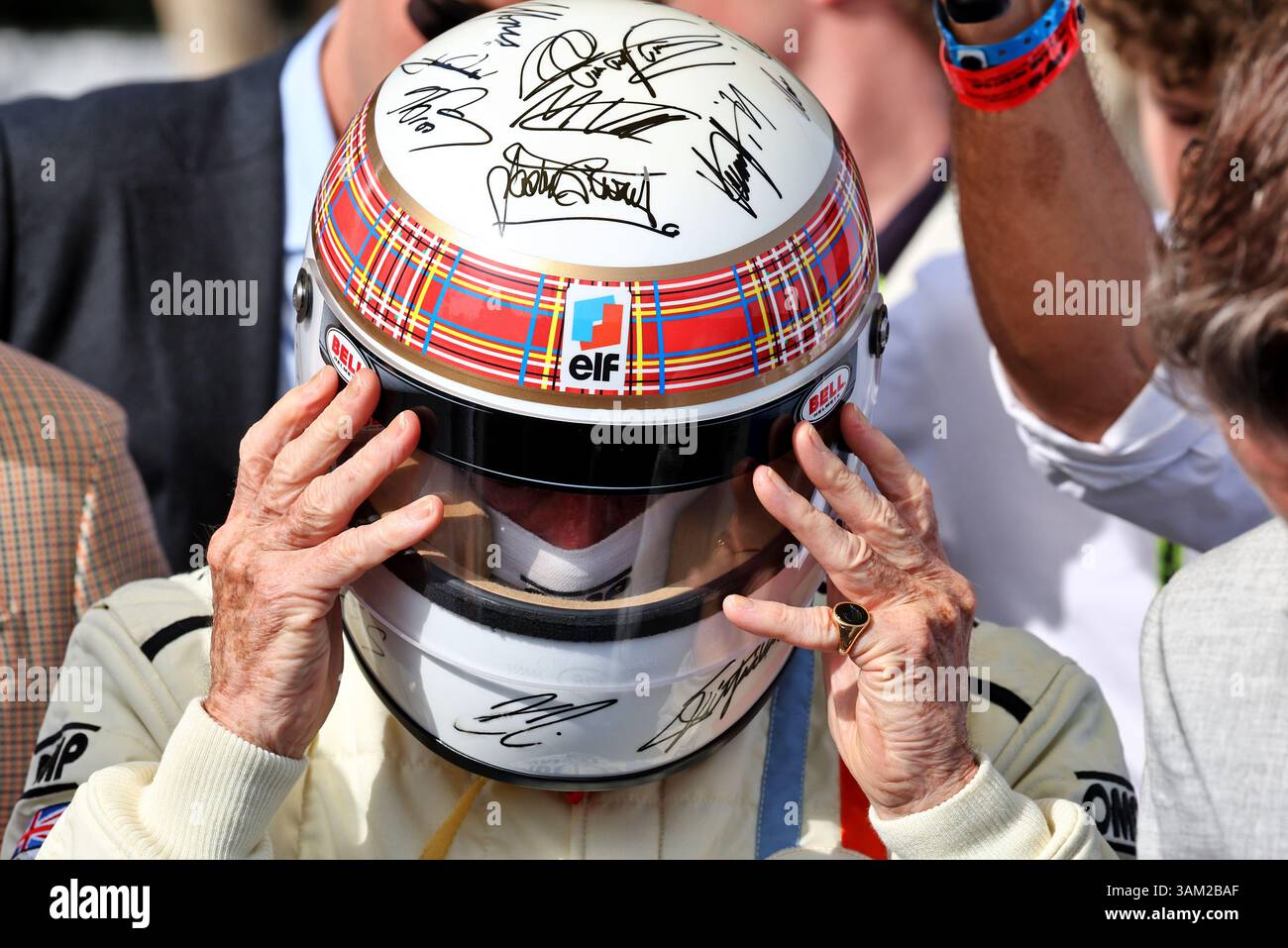 Sakhir, Bahrain. April 2025. Jackie Stewart (GBR) trägt einen Helm, der von allen lebenden F1-Weltmeistern signiert wurde. 13.04.2025. Formel-1-Weltmeisterschaft, Rd 4, Grand Prix Von Bahrain, Sakhir, Bahrain, Wettkampftag. Quelle: James Moy/Alamy Live News Stockfoto