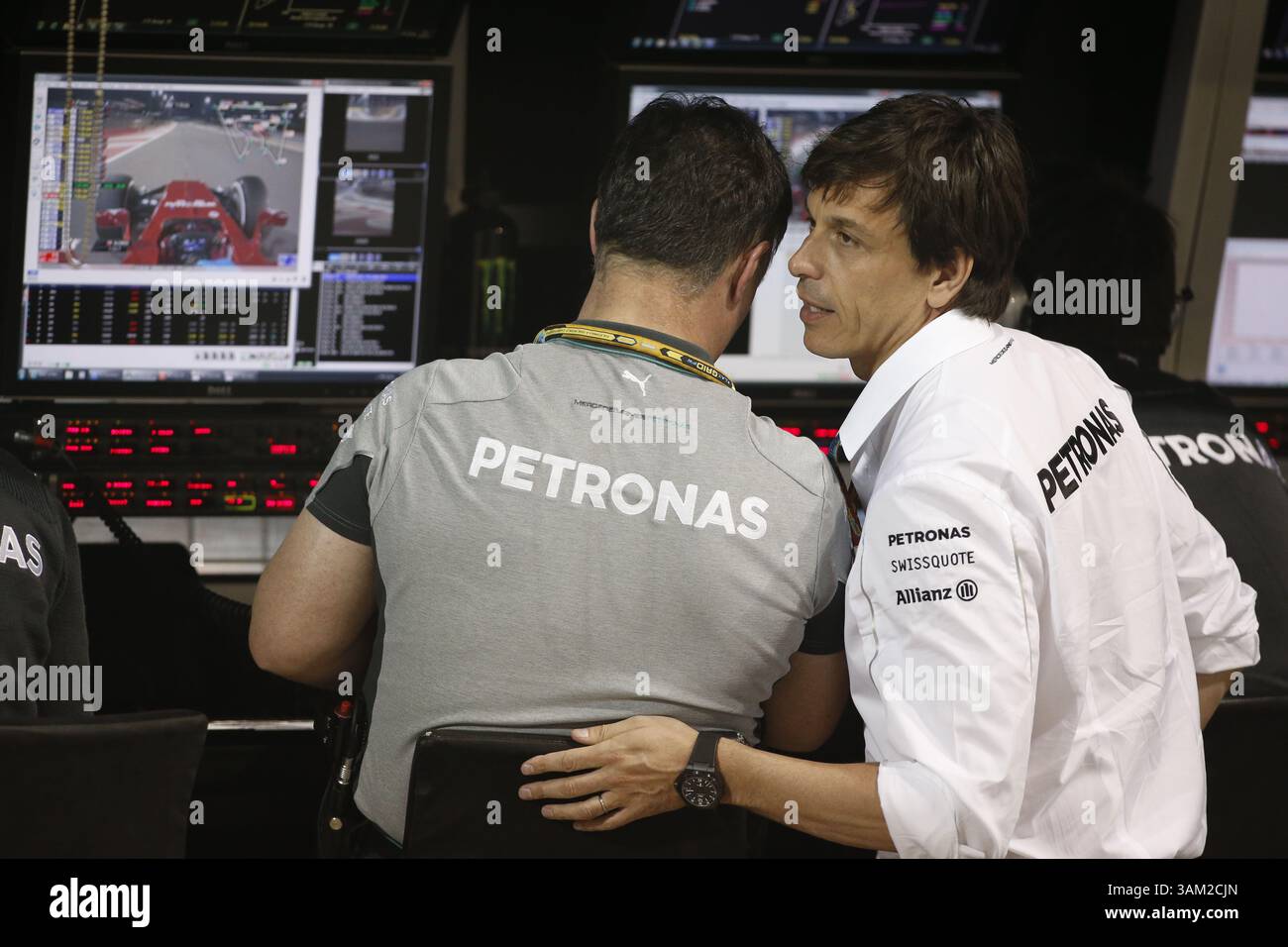 4. April 2014: Manama, BAHRAIN, BAHRAIN – Nico ROSBERG, GER, Team Mercedes-AMG-Petronas Formel 1, Boxenwand-Kommandostand mit Toto WOLFF, Geschäftsführer des Mercedes-Benz Grand Prix. BAHRAIN – MANAMA, Shakir Circuit – 04/04/2014 – Formel 1, F1, Formel 1 – Bild zur Gebührenpflicht (Bild: © David McIntyre/ZUMAPRESS.com) Stockfoto