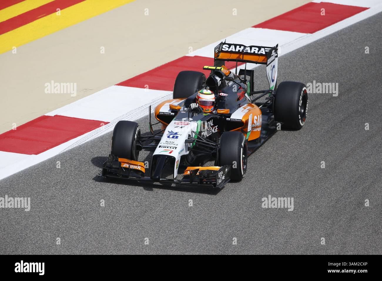 April 2014 - Manama, BAHRAIN, BAHRAIN - Sergio PÃ Mendoza, (PEREZ), MEX, Team Sahara Force India F1, Force Ind. VJM07, Mercedes-Benz PU106A,.BAHRAIN – Rennstrecke MANAMA, Shakir – 04/04/2014 – Formel 1, F1, Formel 1 – Bild zur Gebührenpflicht (Credit Image: © David McIntyre/ZUMAPRESS.com) Stockfoto