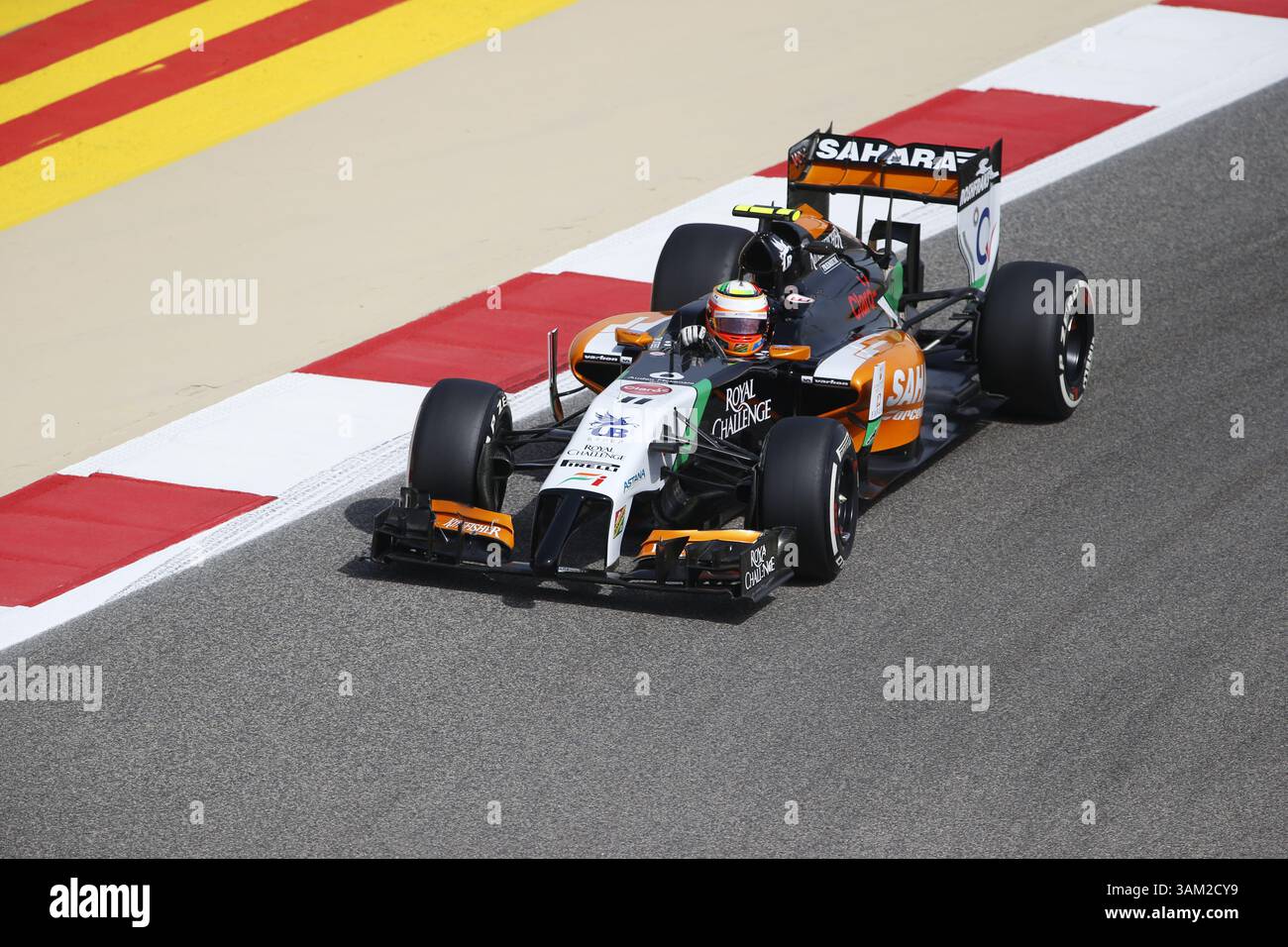 April 2014 - Manama, BAHRAIN, BAHRAIN - Sergio PÃ Mendoza, (PEREZ), MEX, Team Sahara Force India F1, Force Ind. VJM07, Mercedes-Benz PU106A,.BAHRAIN – Rennstrecke MANAMA, Shakir – 04/04/2014 – Formel 1, F1, Formel 1 – Bild zur Gebührenpflicht (Credit Image: © David McIntyre/ZUMAPRESS.com) Stockfoto